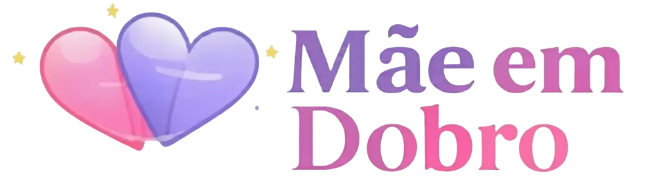 Logotipo Mãe em Dobro com dois corações entrelaçados nas cores rosa e roxo e estrelas amarelas ao redor.